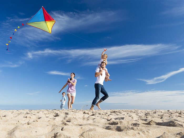 Activités estivales: construisez un cerf volant en famille.