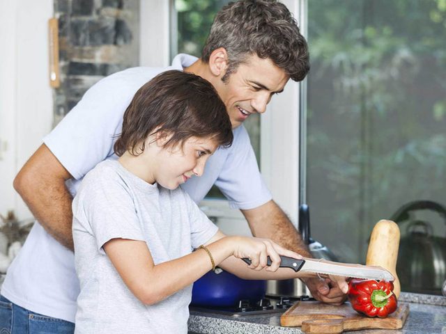 Apprendre aux enfants  cuisiner les incitera  avoir une alimentation saine  lge adulte.
