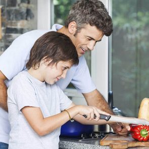 Apprendre aux enfants à cuisiner les incitera à avoir une alimentation saine à l’âge adulte.