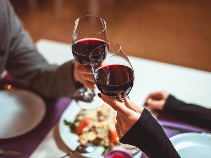 Les bonnes manières à table en Australie: apportez votre vin.