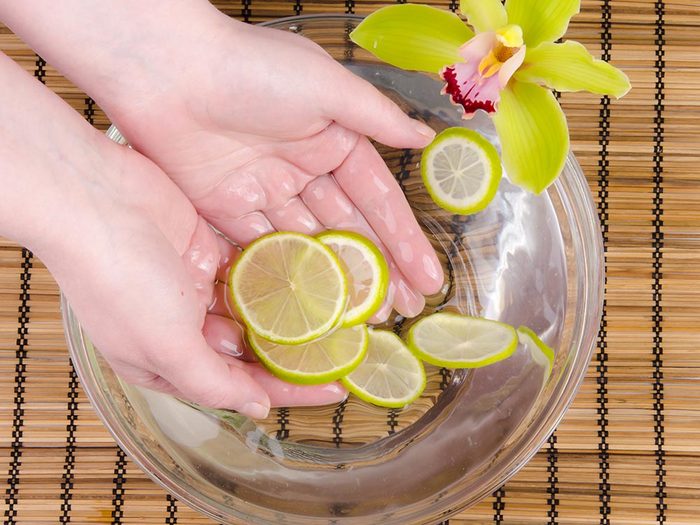 Les bonnes manières à table en Inde: le bol d’eau citronnée sert à se laver les mains.