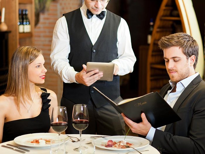 Les bonnes manières à table en Italie: ne mangez pas avec la cuillère.