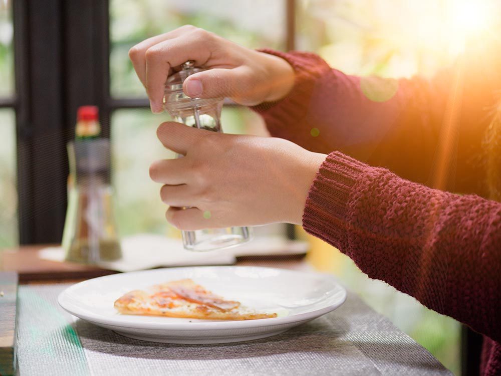 Les bonnes manières à table en Norvège: attrapez vous-même le sel et le poivre.
