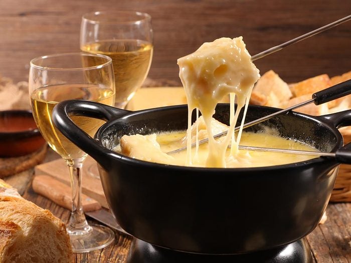 Les bonnes manières à table en Suisse: les fondues se mangent en hiver.