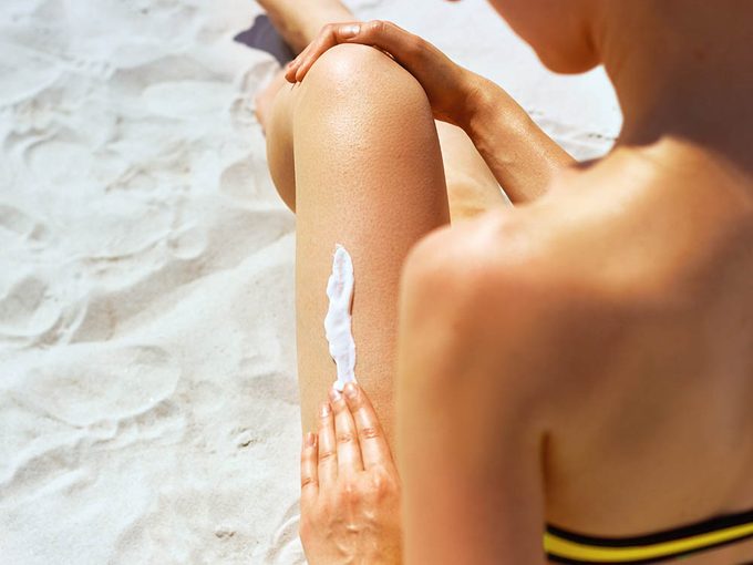 Éviter le cancer de la peau en utilisant un bon écran solaire.