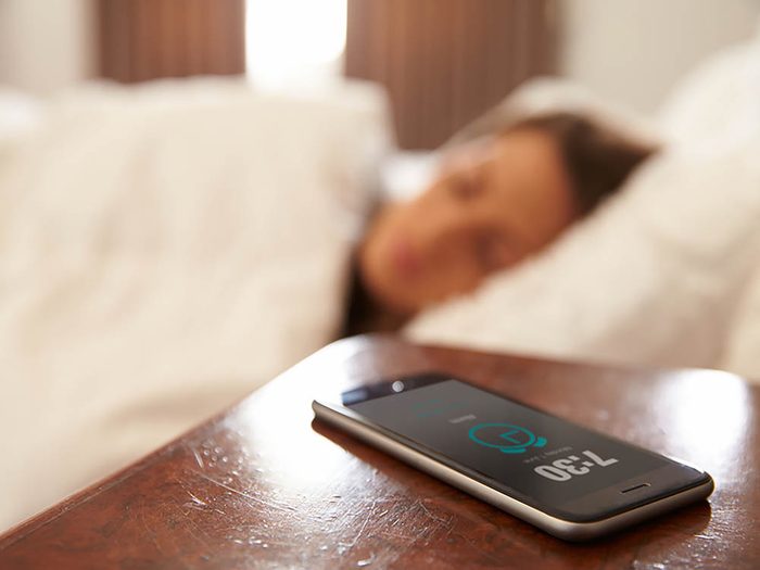 Reconvertissez votre cellulaire usagé en réveille-matin.