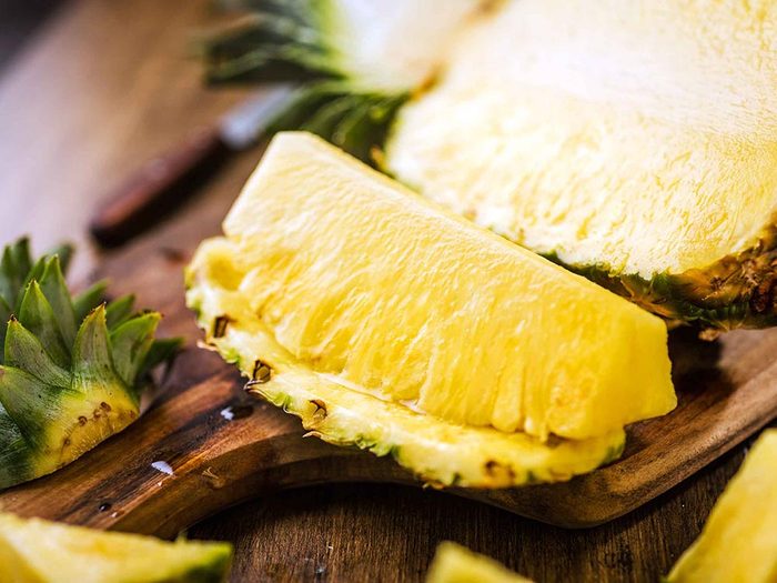 Pour cuisiner rapidement l'ananas, coupez le dans le sens de la longueur.