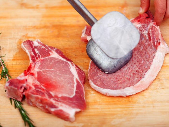 Pour cuisiner rapidement, servez-vous d'un maillet pour aplatir la viande.