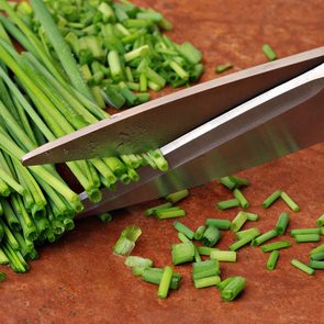Pour cuisiner rapidement, utiliser un ciseau pour vos herbes aromatiques.