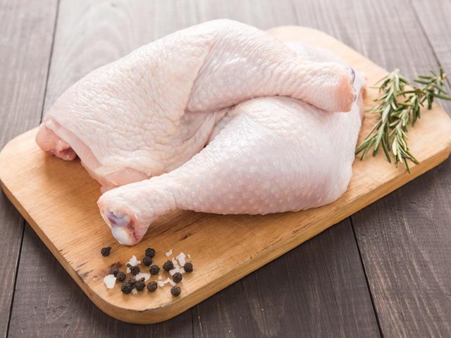 Pour cuisiner rapidement, ter la peau du poulet en tirant d'un seul coup.