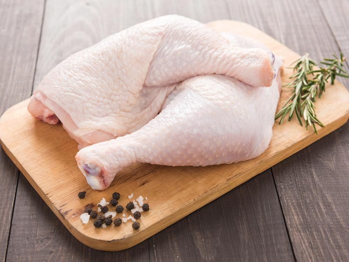 Pour cuisiner rapidement, ôter la peau du poulet en tirant d'un seul coup.