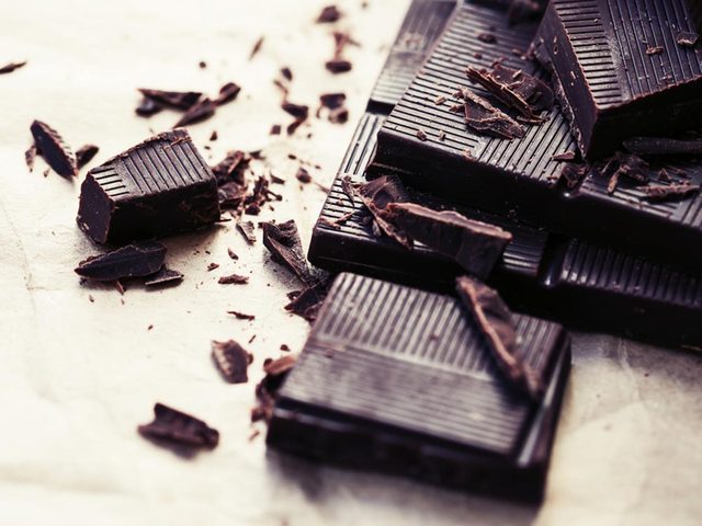Luttez contre la fatigue en vous accordant une bouche de chocolat noir.