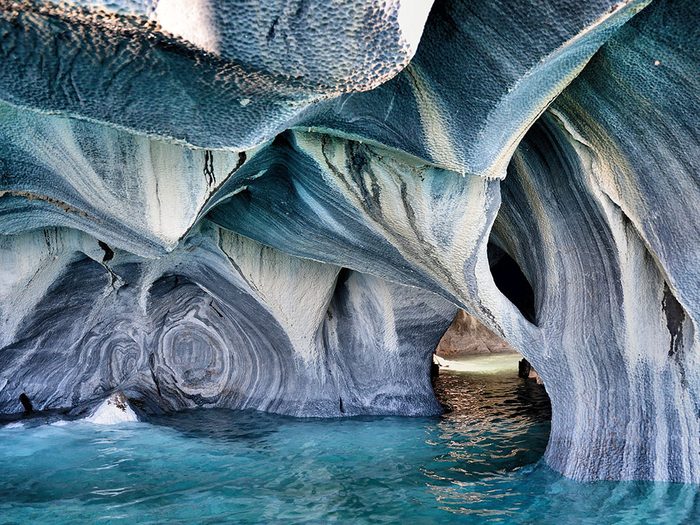 Les grottes de marbre au Chili font partie des plus belles formations rocheuses naturelles à travers le monde.