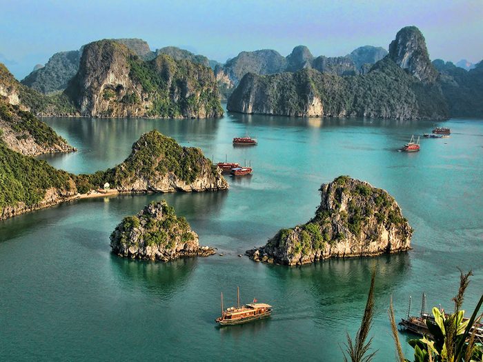 La baie d’Ha Long au Vietnam est l'une des plus belles formations rocheuses naturelles à travers le monde.