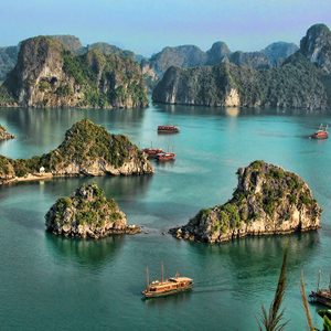 La baie d’Ha Long au Vietnam est l'une des plus belles formations rocheuses naturelles à travers le monde.
