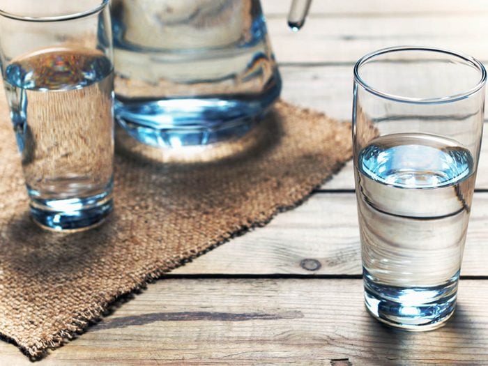 Si vous souffrez de la goutte, buvez au moins huit verres d’eau par jour.