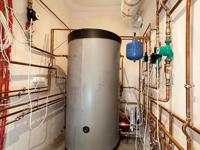 Maison: les réservoirs à eau chaude fuient parfois du drain ou de la soupape de sécurité.
