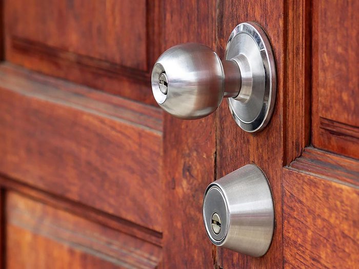 Maison: renforcez vos portes pour empêcher les voleurs.