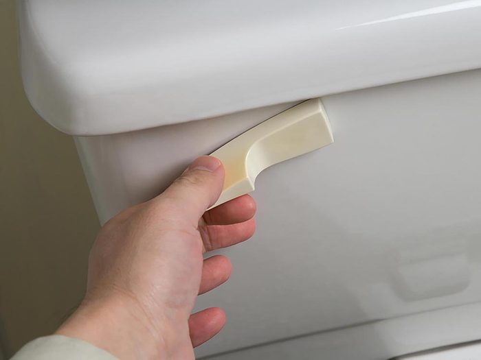 Maison: Un clapet usé permet à l’eau de couler sans cesse dans la toilette.