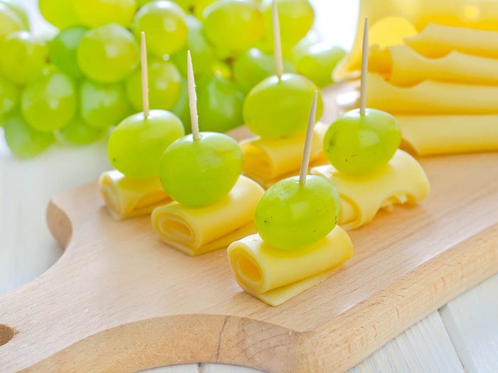 Astuce pour manger plus de fruits: ajoutez du fromage.
