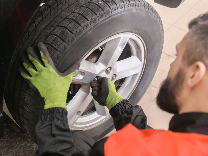 Mythe sur l’automobile: tous les pneus doivent être remplacés en même temps.