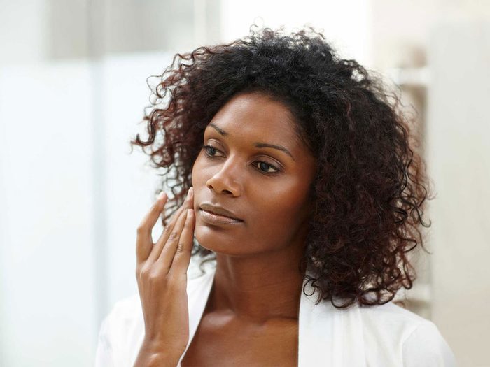 Toucher votre visage à longueur de journée peut obstruer les pores de la peau.