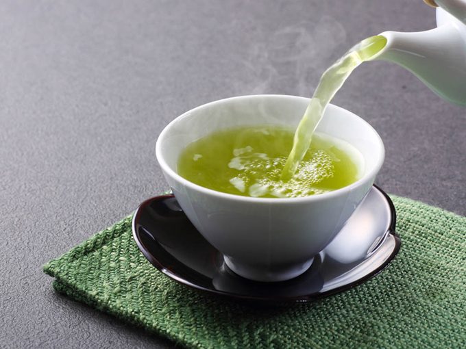 Pour avoir un ventre plat, buvez du thé vert.