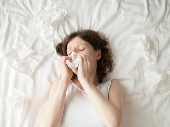 Dormir sur un vieux matelas pourrait vous faire développer une allergie aux acariens.