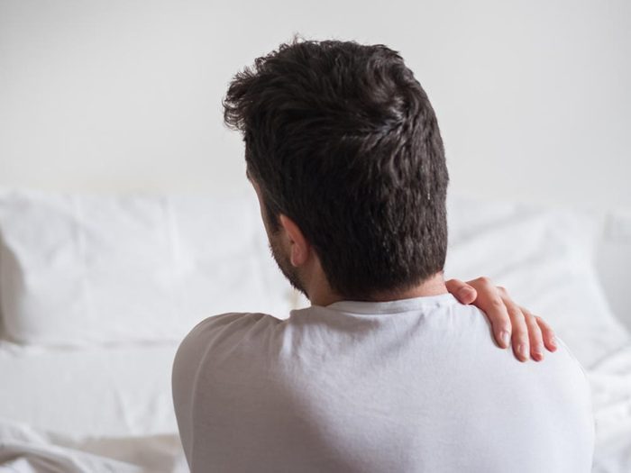 En dormant sur un vieux matelas, vous pourriez souffrir de maux de dos.