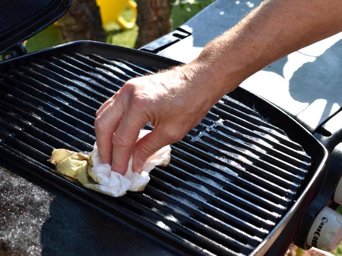Utilisez le bicarbonate de sodium pour nettoyer la grille du barbecue.
