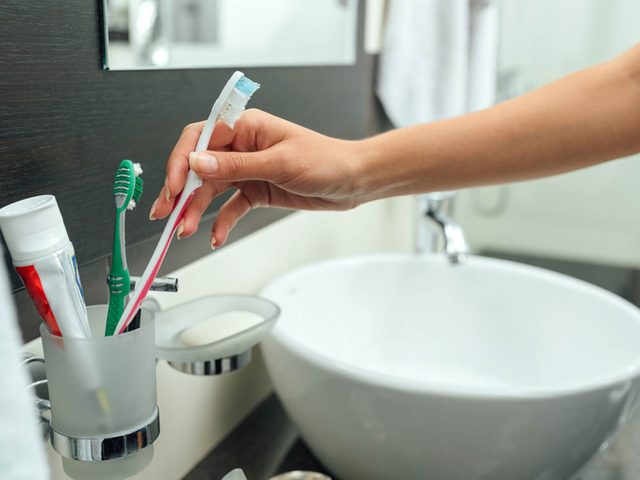 Utilisez le bicarbonate de sodium pour nettoyer la brosse  dents.