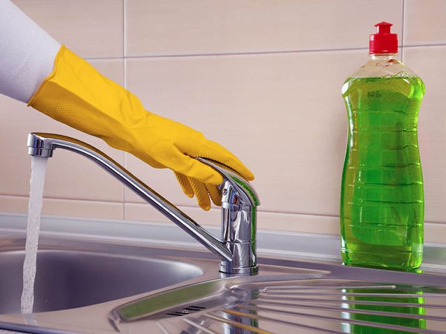 Utilisez le bicarbonate de sodium pour dcupler l'efficacit du liquide vaisselle.