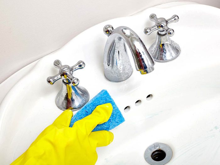 Utilisez le bicarbonate de sodium pour nettoyer les lavabos.