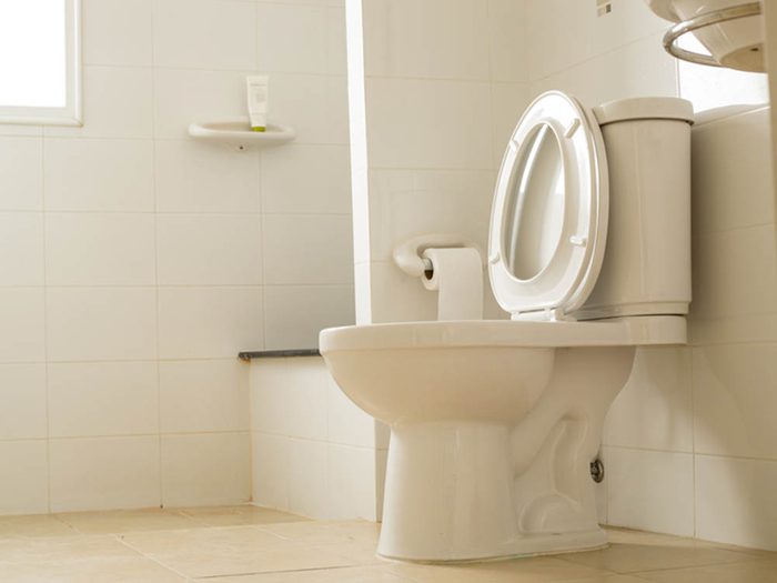 Utilisez le bicarbonate de sodium pour nettoyer la cuvette des toilettes.