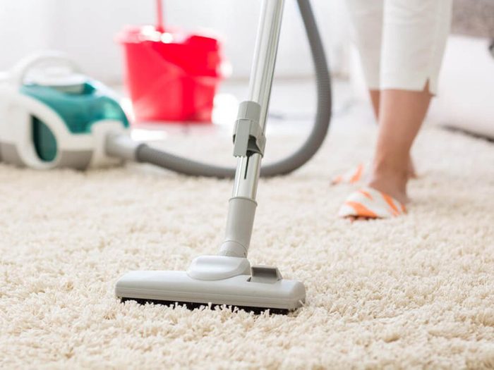 Utilisez le bicarbonate de sodium pour désodoriser la moquette et les tapis.