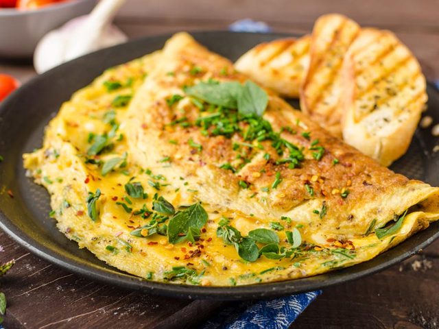 Utilisez le bicarbonate de sodium pour faire des omelettes moelleuses.
