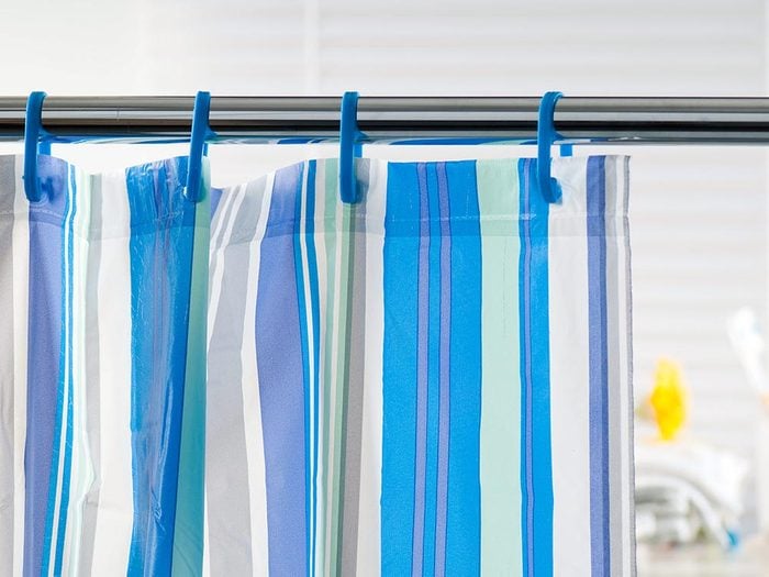 Utilisez le bicarbonate de sodium pour nettoyer le rideau de douche.