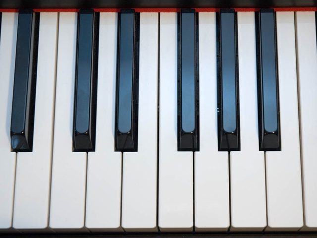 Utilisez le bicarbonate de sodium pour djaunir les touches de piano.