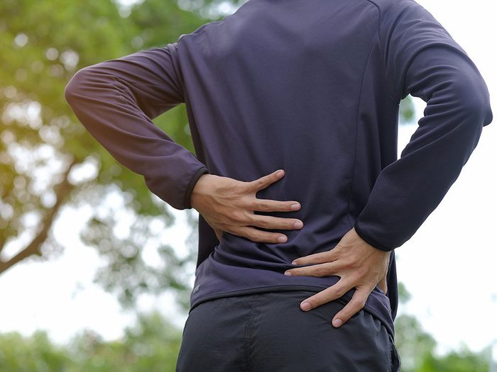 Les douleurs abdominales et les maux de dos pourraient être un symptôme du cancer du pancréas.