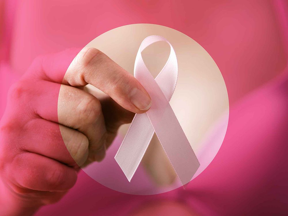 Une douleur aux seins peut être symptôme d'un cancer du seins.