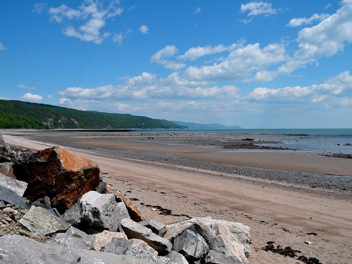 La plage de Saint-Irénée dans Charlevoix fait partie des plus belles plages du Québec.