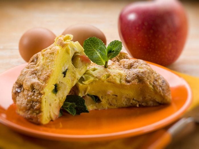 Recettes avec des pommes: faites une omelettes au fromage et aux pommes.