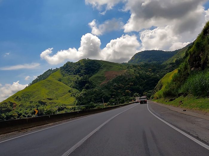 La route BR-116 ("Rodovia da Morte") au Brésil fait partie des routes les plus dangereuses au monde.