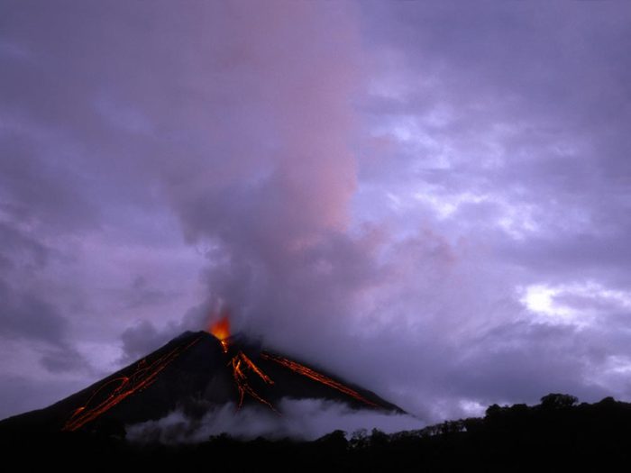 Visitez le volcan en activité du parc Volcan Arenal.