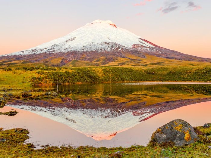 Visitez un volcan en activité en Équateur.