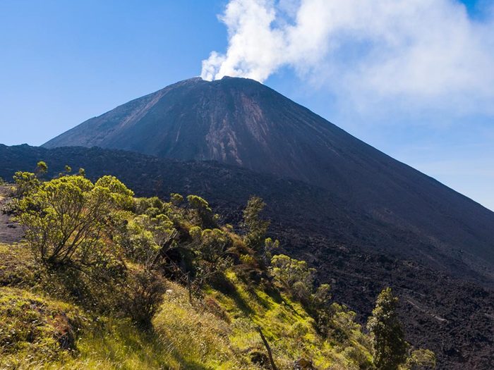 Visitez un volcan en activité au Guatemala.