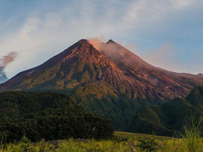 Visitez un volcan en activité en Indonésie.