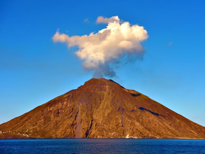 Visitez un volcan en activité en Italie.