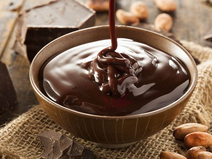 Remplacez les condiments comme la sauce au chocolat par un aliment plus sain.