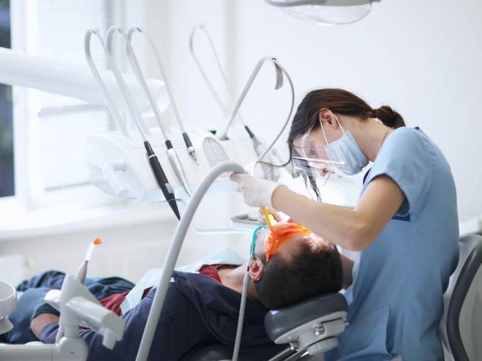 Seul les dentistes peuvent effectuer un détartrage.